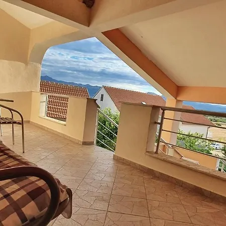 1 Apartment *